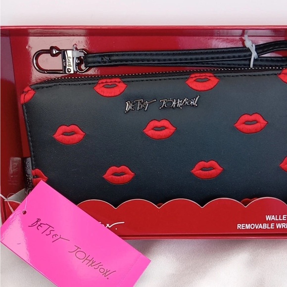 Betsey Johnson Black Wristlet with Red Lip Design NWT - Picture 1 of 4